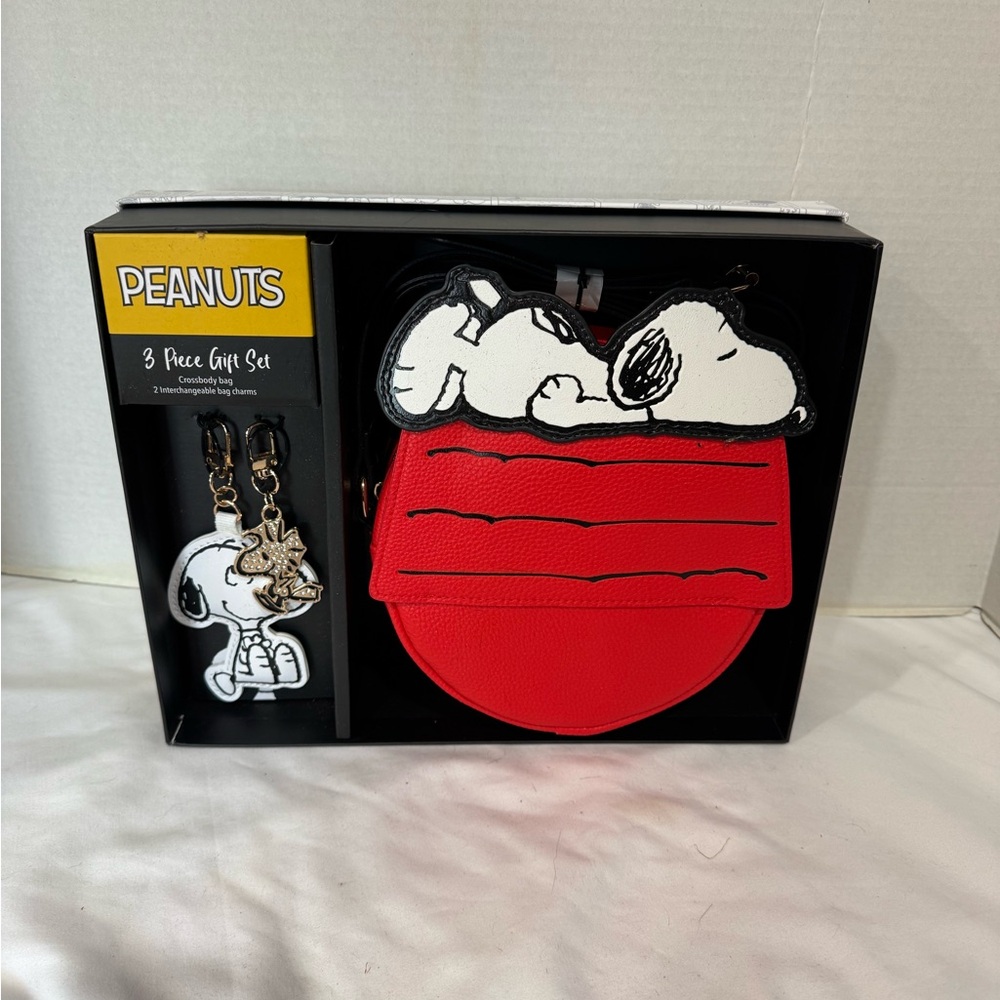 Peanuts Snoopy Red and Black Gift Set with crossbody bag